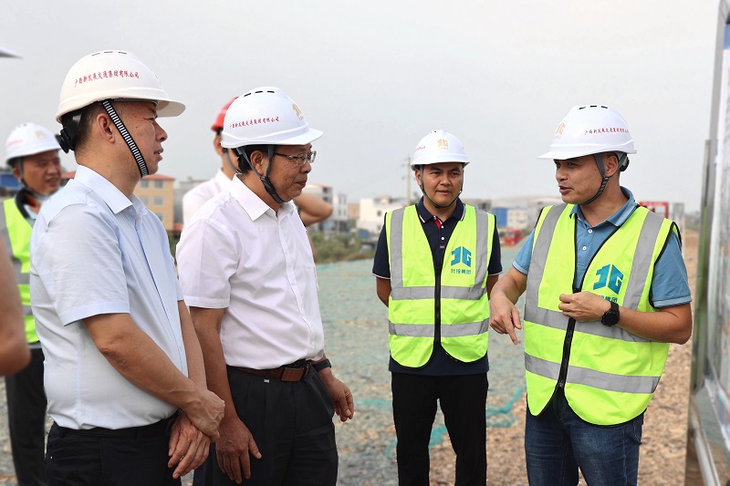 覃炳賢(前排左二)一行到吳大高速機(jī)場(chǎng)連接線調(diào)研.JPG