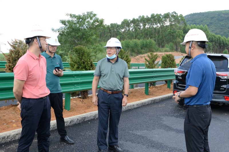 覃炳賢（右二）檢查蒙象來高速沿線交安、綠化工程_副本.jpg